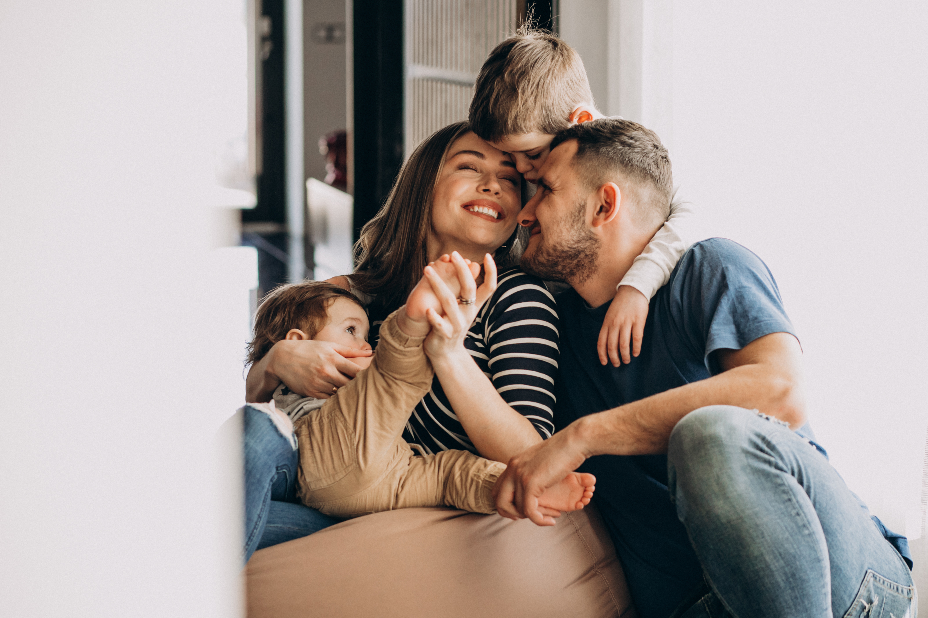 Famille avec 2 enfants dans leur salon