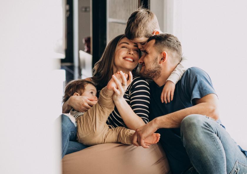 Famille avec 2 enfants dans leur salon