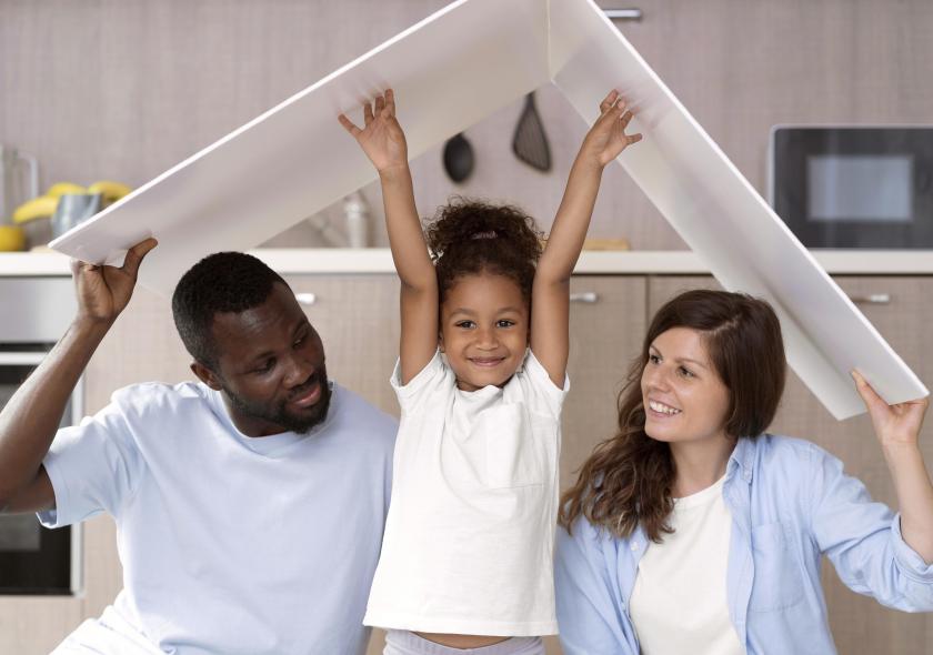 Famille-tenant-un-faux-toit