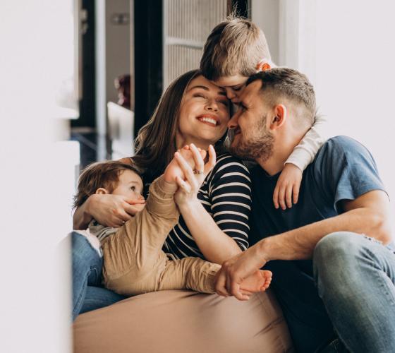 Famille avec 2 enfants dans leur salon